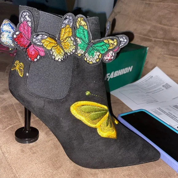NWB 🦋Faux Suede Butterfly Decor Point Toe Heeled Chelsea Boots🦋 - Picture 5 of 7